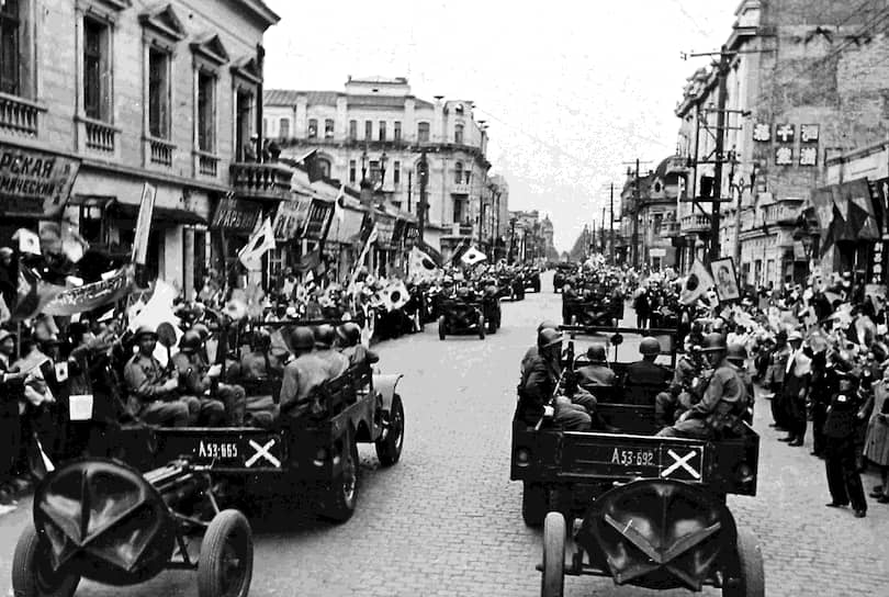 Советские войска на улицах Порт-Артура, 1945 год. Четырьмя десятилетиями раньше крепость Порт-Артур была сдана японской армии. Последние советские военнослужащие покинут совместную военно-морскую базу СССР и КНР Порт-Артур в 1955 году