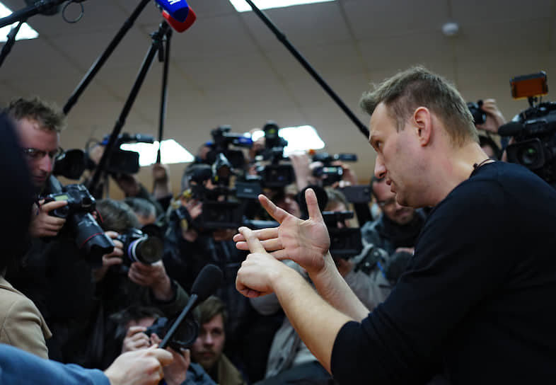 Оппозиционер Алексей Навальный (справа) 