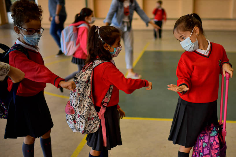 Памплона, Испания. Ученики в масках заходят в школу 