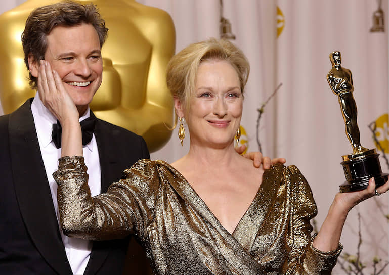 Колин Ферт вручает награду Мерил Стрип за лучшую женскую роль в фильме «Железная леди» в 2012 году