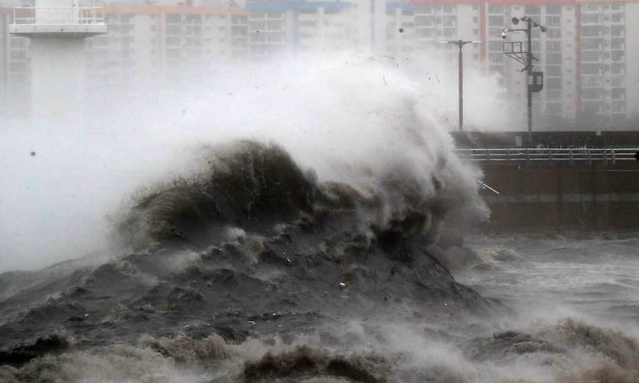 Пусан, Южная Корея. Волны, вызванные тайфуном Хайшен 