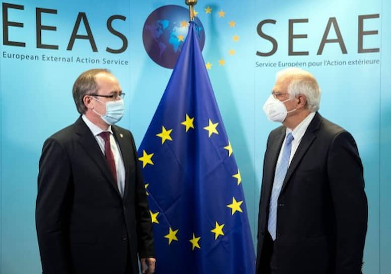 Премьер Косово Авдулах Хоти и глава внешней политики ЕС Жозеп Боррель