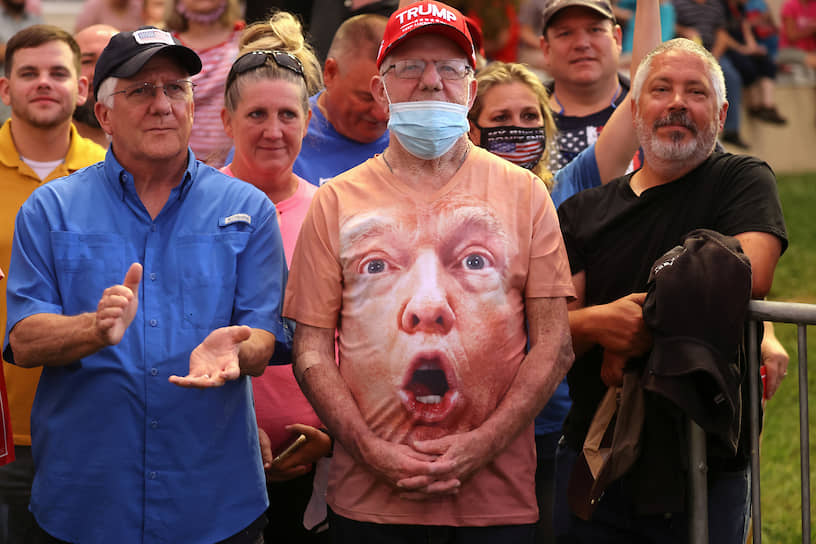 Уинстон-Сейлем, штат Северная Каролина, США. Сторонники Дональда Трампа на предвыборном собрании 