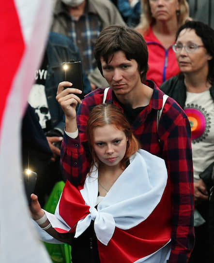 Участники акции протеста на площади Независимости в Минске 19 августа