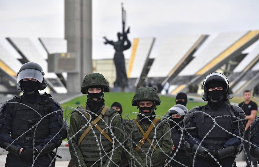 Сотрудники правоохранительных органов на фоне стелы «Минск — город-герой» 23 августа