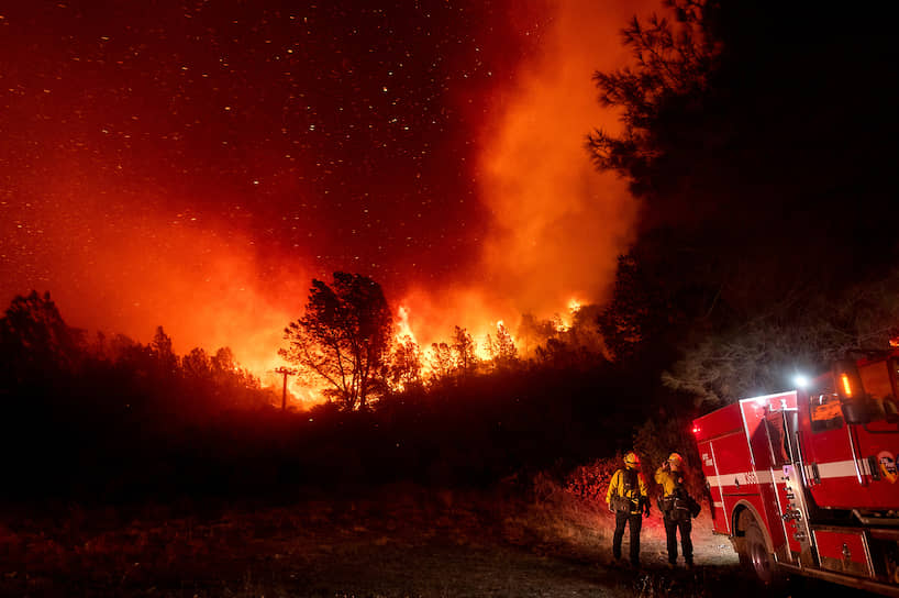 Пожарные наблюдают за приближением огня в Оровилле, штат Калифорния