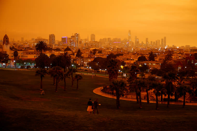 Сан-Франциско под оранжевым небом, потемневшим от дыма лесных пожаров