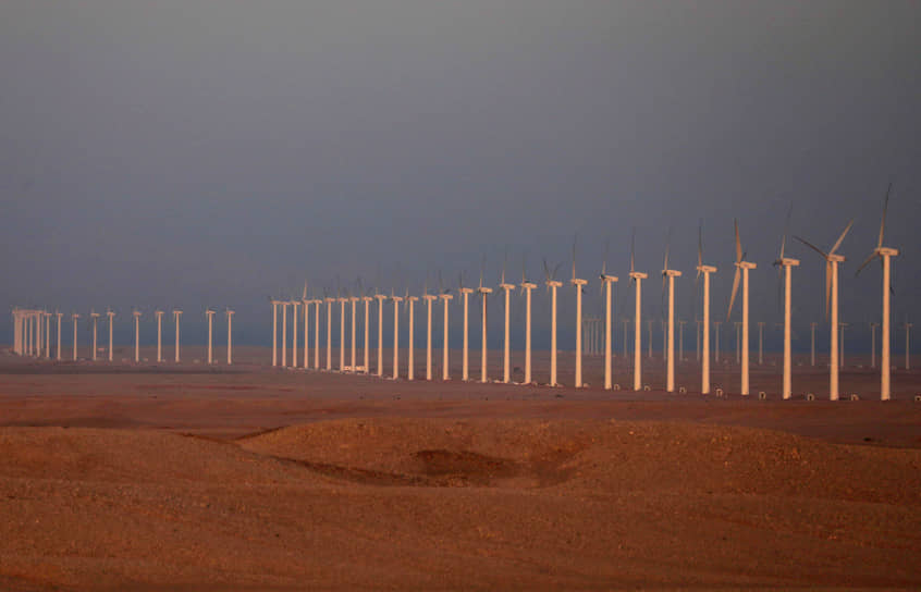 Каир, Египет. Ветряные генераторы у пригородной дороги в пустыне 