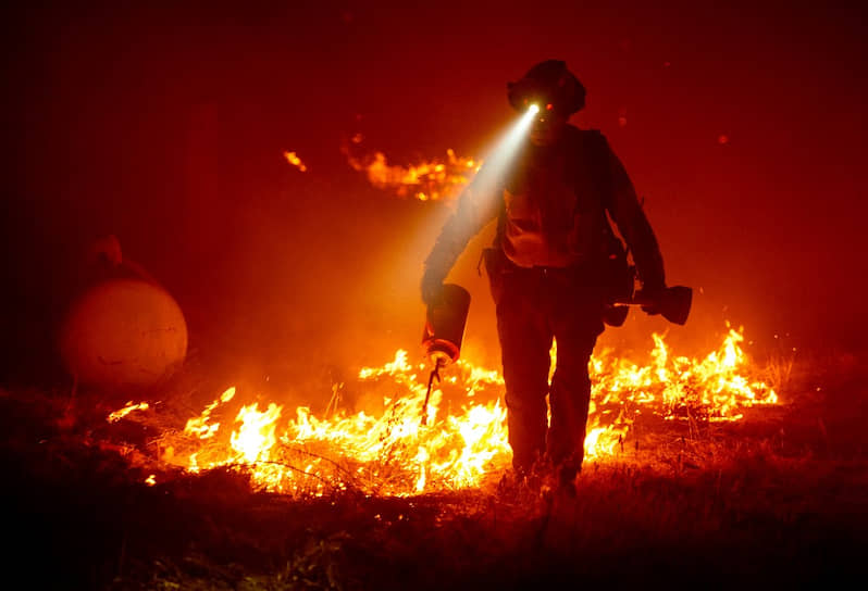 Калифорнийский пожарный борется с огнем