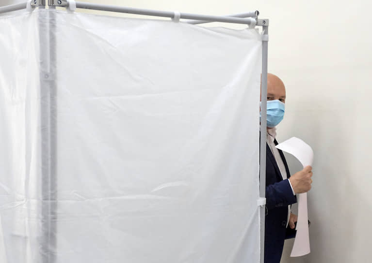 Временно исполняющий обязанности главы Севастополя Михаил Развозжаев на избирательном участке