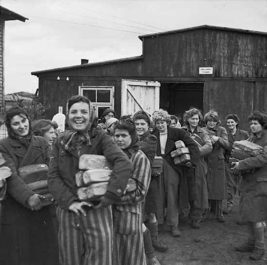 Освобожденные узницы Берген-Бельзена с хлебными пайками