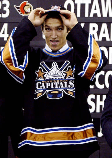 Летом 2004 года Овечкин был выбран на драфте клубом НХЛ «Вашингтон Кэпиталз» под первым номером (ранее такое удалось только Илье Ковальчуку в 2001 году). Александр выбрал игровой номер 8 — под этим номером его мать дважды побеждала на Олимпиадах