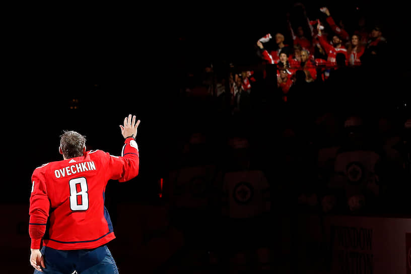 Александр Овечкин девять раз становился лучшим снайпером регулярного чемпионата НХЛ, трижды получал призы самому ценному игроку — «Тед Линдсей Эворд» и «Харт Трофи». НХЛ включила россиянина в список 100 величайших хоккеистов лиги за всю историю