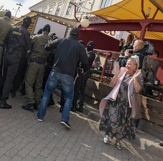 Минск, Белоруссия. Участница протестного «Женского марша» в центре города