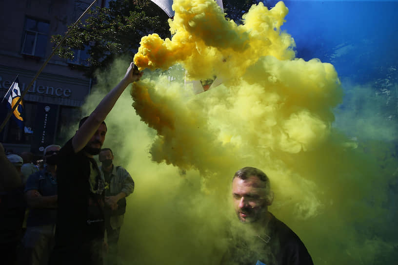 Киев, Украина. Пикет представителей «Движения сопротивления капитуляции» возле здания Верховной рады 