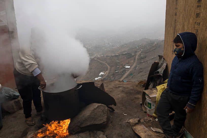 Лима, Перу. Приготовление чечевицы на костре