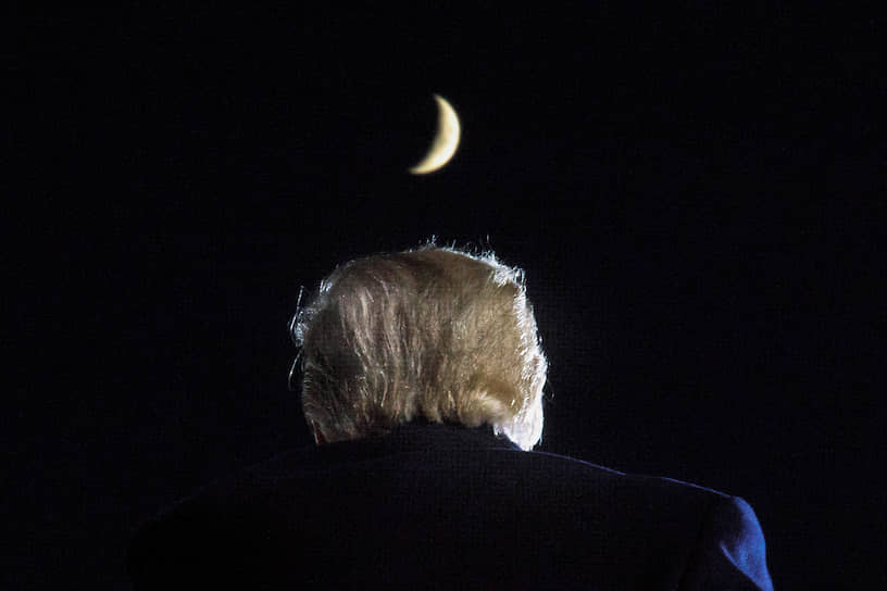 Суонтон, штат Огайо, США. Луна виднеется в небе над Дональдом Трампом во время его предвыборного мероприятия
