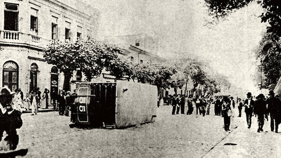 Перевернутые трамваи антипрививочники Рио использовали в качестве баррикад