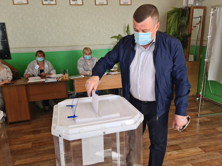 Губернатор Александр Никитин во время голосования на избирательном участке №241 на выборах губернатора Тамбовской области