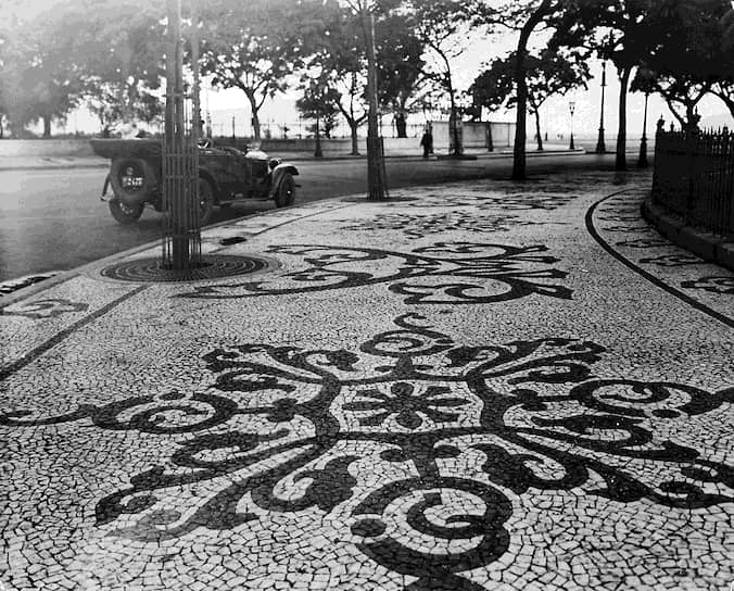 Черно-белую мозаичную плитку на проспектах, площадях и набережных Рио укладывали приехавшие в бывшую колонию в поисках заработка жители бывшей метрополии