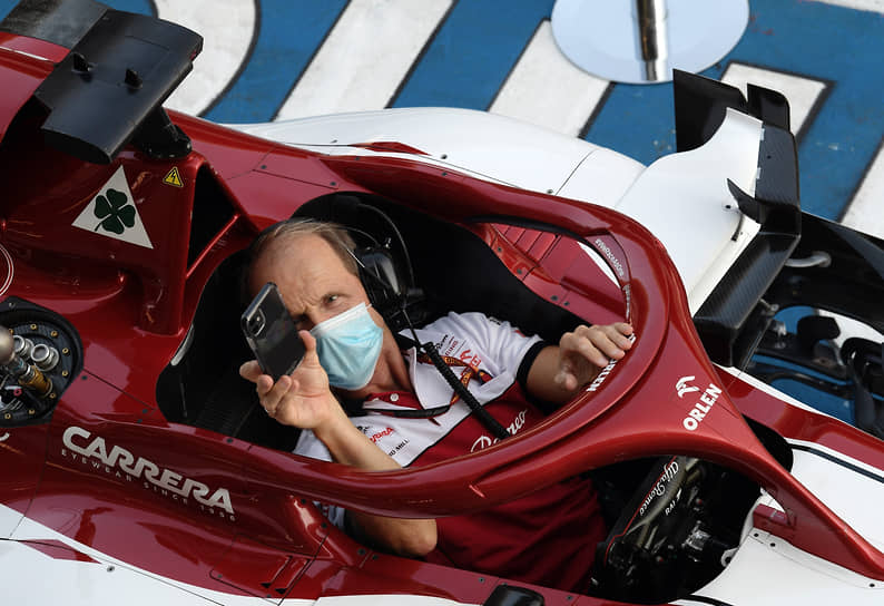 Сочи. Механики готовят болид перед тренировочными заездами российского этапа чемпионата мира по кольцевым автогонкам «Формула-1»
