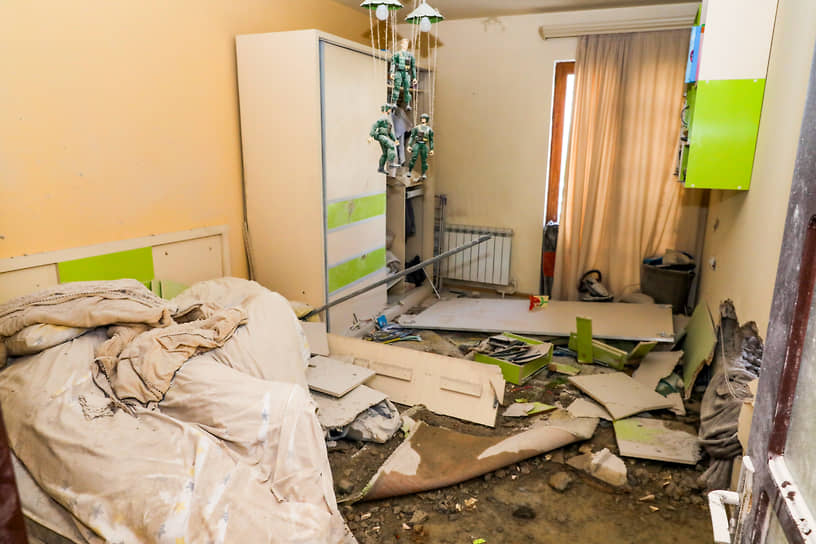 Квартира в столице непризнанной Нагорно-Карабахской республике (НКР) Степанакерте после обстрела
