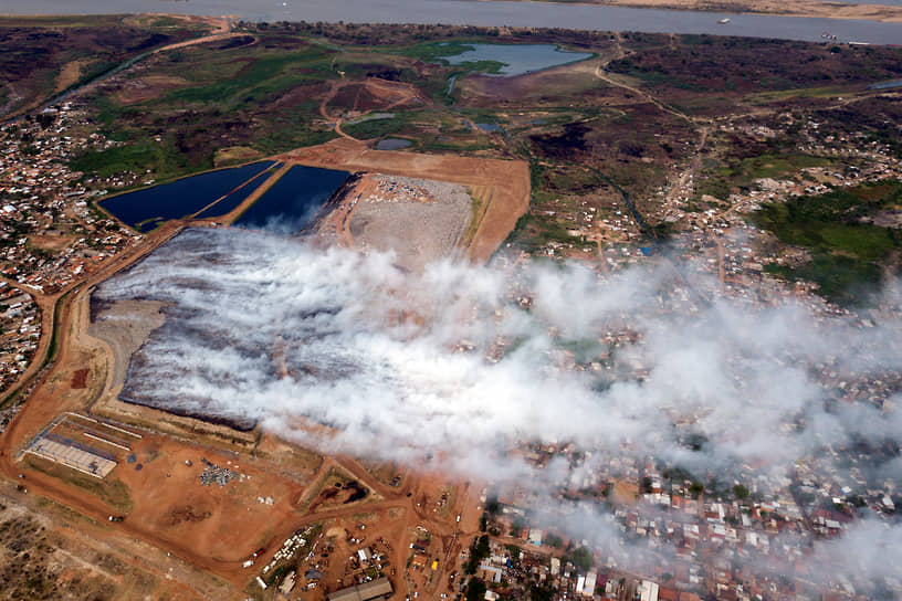 Асунсьон, Парагвай. Дым от пожаров над городом 