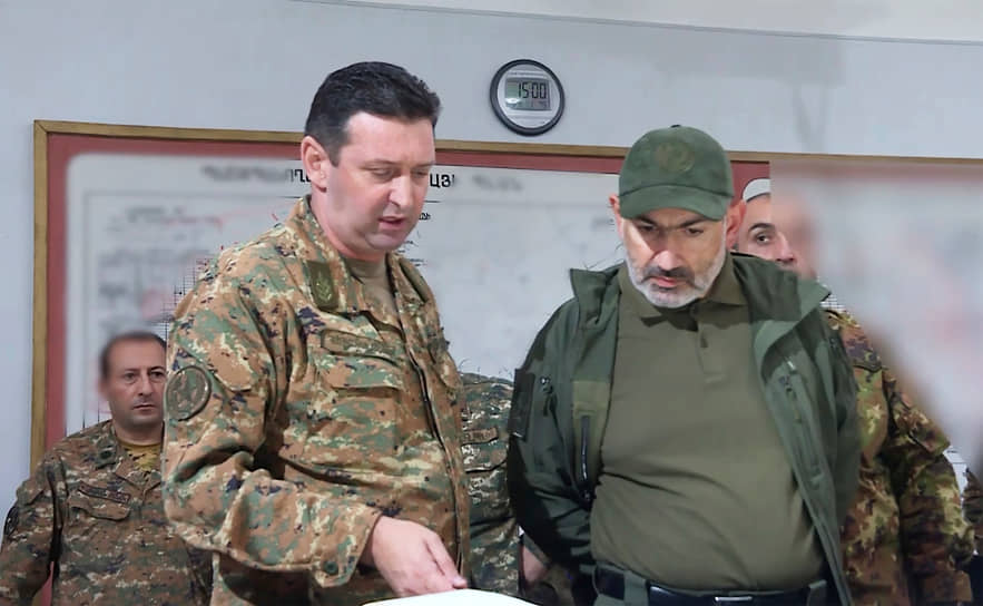 Премьер-министр Армении Никол Пашинян совещается с военными в Нагорном Карабахе 