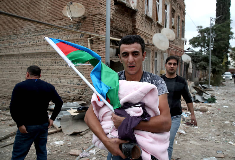 Последствия обстрелов в азербайджанском городе Гянджа 4 октября. Минобороны республики заявило, что в результате обстрелов городов Гянджа, Тертер и Горадиз погибли 22 мирных жителя, 74 получили ранения