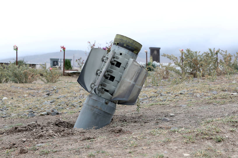 По данным на 2 октября, Минобороны Азербайджана утверждает, что вооруженные силы Армении потеряли убитыми и ранеными до 2,7 тыс. человек, уничтожено до 130 единиц бронетехники