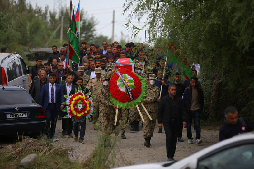 Похороны полковника-лейтенанта ВС Азербайджана Махмана Ганбарова в городе Барда 
