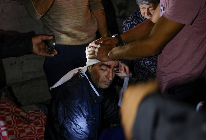 Жителю Степанакерта оказывают медицинскую помощь после обстрелов 