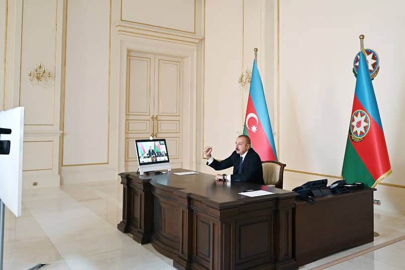 С началом боевых действий президент Азербайджана Ильхам Алиев (на фото) подписал указ о введении с 00:00 часов 28 сентября военного положения на всей территории страны. В ряде регионов был введен комендантский час 