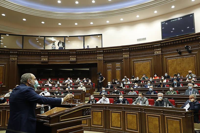 Правительство Армении объявило в стране военное положение и всеобщую мобилизацию&lt;br>
На фото: премьер-министр Армении Никол Пашинян обращается к парламенту 