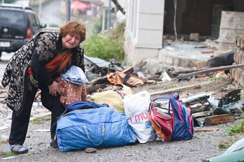 Жители Степанакерта уезжают из города из-за обстрелов