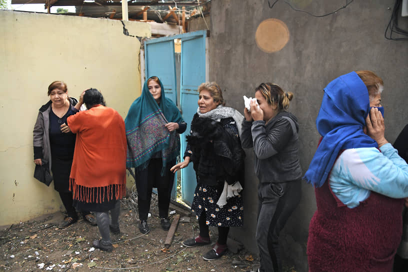 Жители многоквартирного дома в центре Гянджи, разрушенного в результате обстрела
