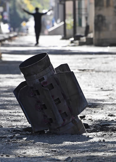 Неразорвавшийся снаряд на улице Степанакерта