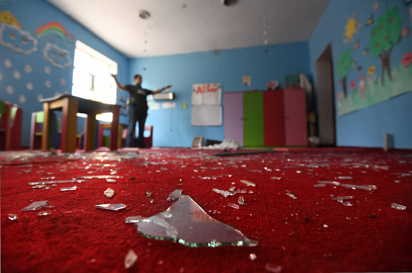 Последствия ракетного обстрела школы в азербайджанском поселке Тертер