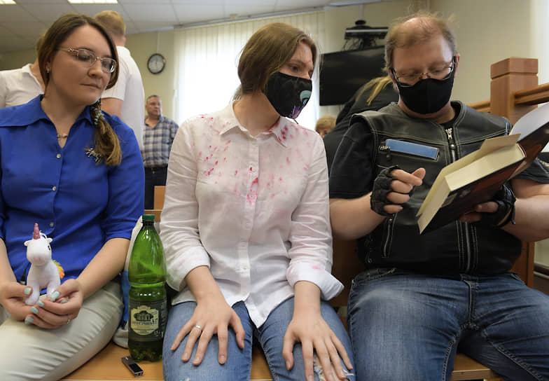 Осужденные по делу «Нового величия» Мария Дубовик (слева) и Анна Павликова