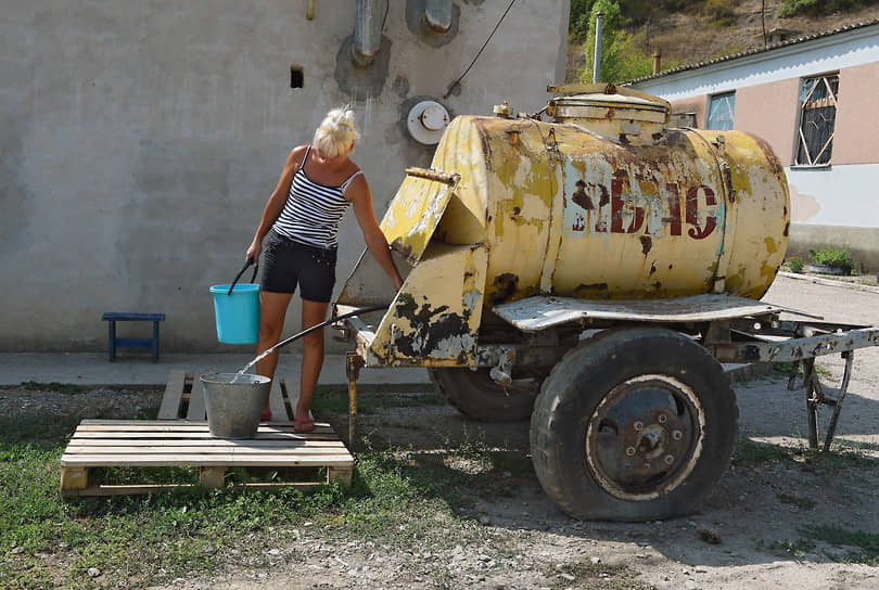 Крымские власти в последнее время рассматривали самые разные варианты решения проблемы — от экспериментальных авиационных работ по искусственному вызову осадков до опреснения морской воды