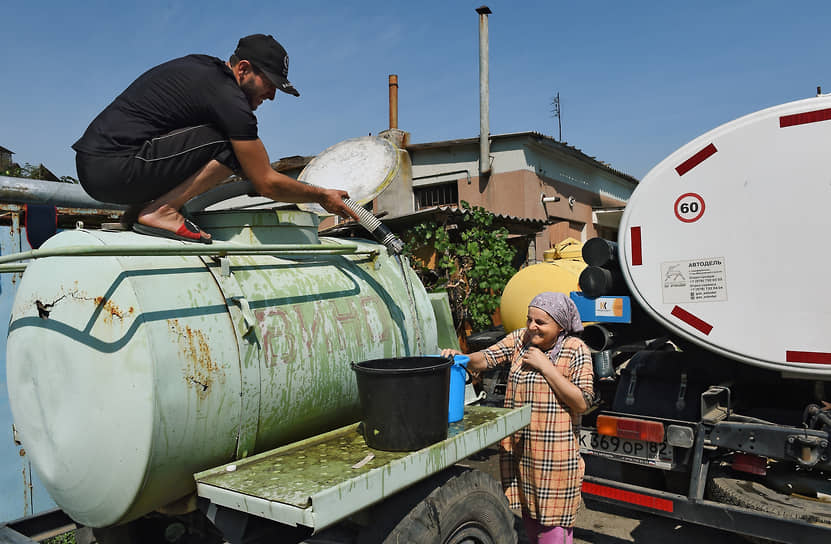 Сейчас порядка 30 населенных пунктов Крыма переведены на режимное водоснабжение или на подвоз воды