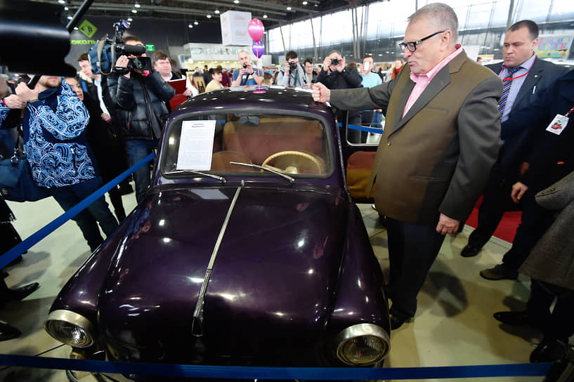 Лидер ЛДПР Владимир Жириновский рядом с «Запорожцем» на выставке ретроавтомобилей в павильоне центра «Сокольники»