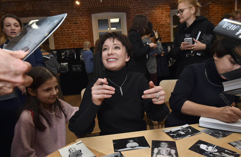 В 2018 году вместе с Катериной Гордеевой актриса выпустила книгу «Время колоть лед» о работе фонда «Подари жизнь»