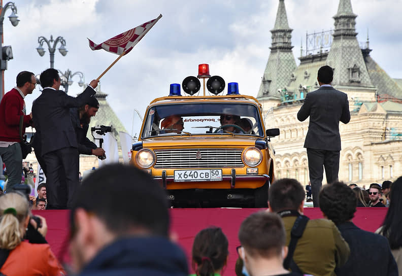 12 сентября. Москва. Старт «ГУМ-Авторалли», посвященного 50-летию выпуска первых автомобилей марки «Жигули» 