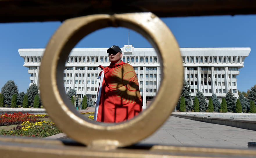 По словам исполняющего обязанности главы МВД республики Курсана Асанова, более 5 тыс. дружинников помогают обеспечивать порядок в Бишкеке, случаев мародерства не зафиксировано 