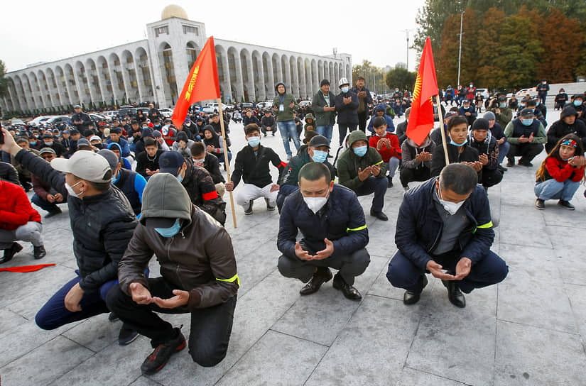 Демонстранты во время молитвы