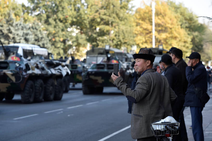 9 октября президент Киргизии Сооронбай Жээнбеков ввел в Бишкеке режим чрезвычайного положения. На следующий день в город начали прибывать колонны военной техники
