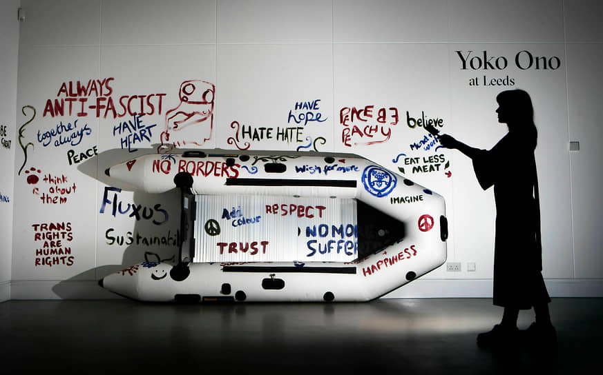 Йоко Оно начала выставлять свои работы еще до того, как The Beatles записали первый альбом и продолжает заниматься авангардным искусством до сих пор. В 1960 году она создала свою первую работу из цикла Add Colour Painting, на фото – работа 2019 года из этого цикла Refugee Boat