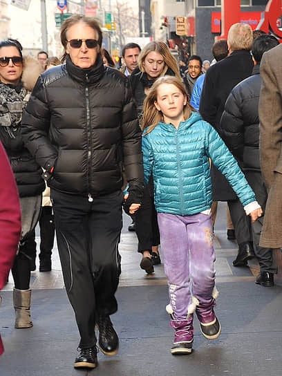 Маккартни со своей младшей дочерью Беатрис. Нью-Йорк, декабрь 2017 года
