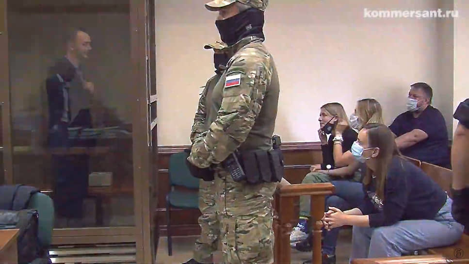 Заседание прошло в закрытом от публики режиме, родственников и журналистов допустили только на оглашение постановления